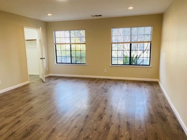 Building Photo - $2,300 Peach & Kings Canyon, 3 Bedroom - S...