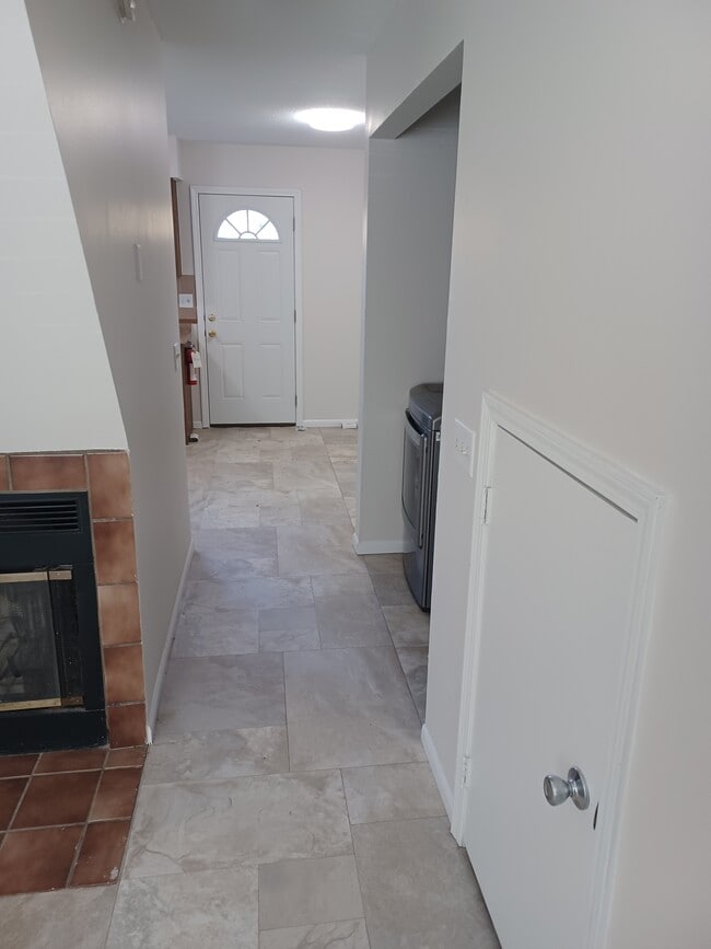 Building Photo - 1016 Riverview Dr