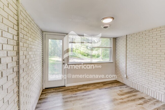 Foto del edificio - 3920 Parkwood Rd