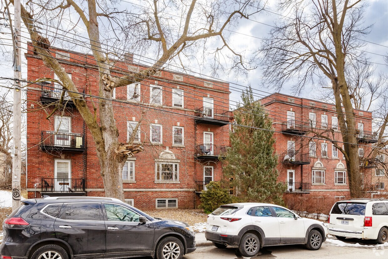 Building Photo - 4890 Boul Édouard-Montpetit