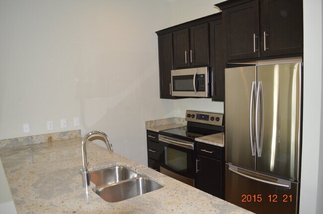 Building Photo - Downtown Living in The Heart of The Promen...