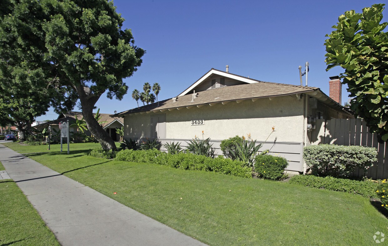 Primary Photo - 3433 W Orange Ave