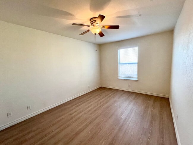 Building Photo - Duplex Available in Jarrell