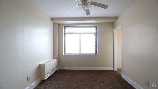 Dining Area - 2BR, 2BA - 1,200 SF - ROYAL YORK APARTMENTS, LLC