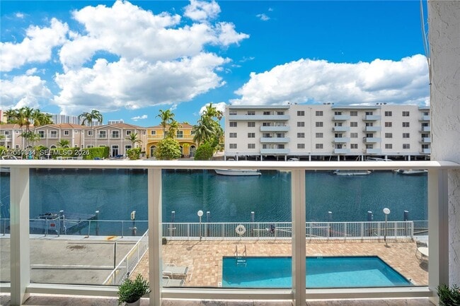 Foto del edificio - 3868 NE 169th St