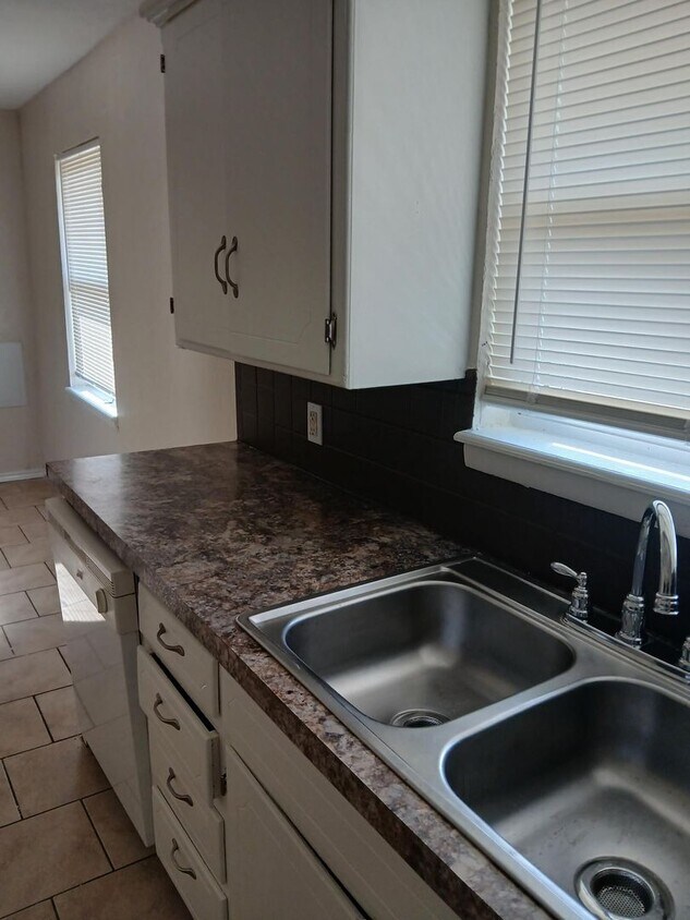 Foto principal - 2312 NW 46th- AVAILABLE NOW!