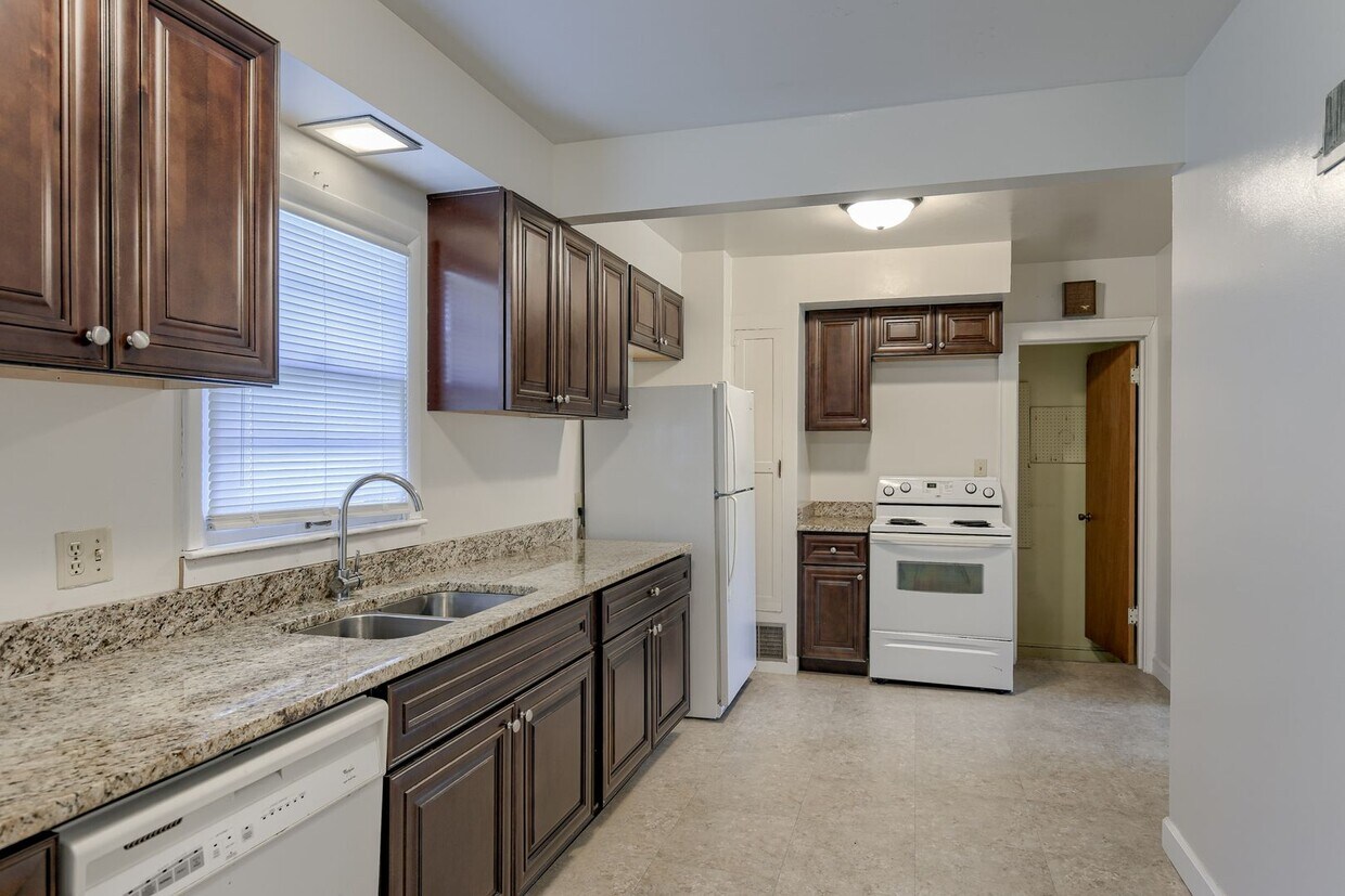 Primary Photo - **NEW FLOORS AND REMODELED KITCHEN** Cute ...