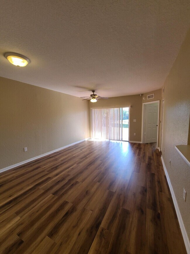 Foto del edificio - 1063 Golden Lakes Blvd