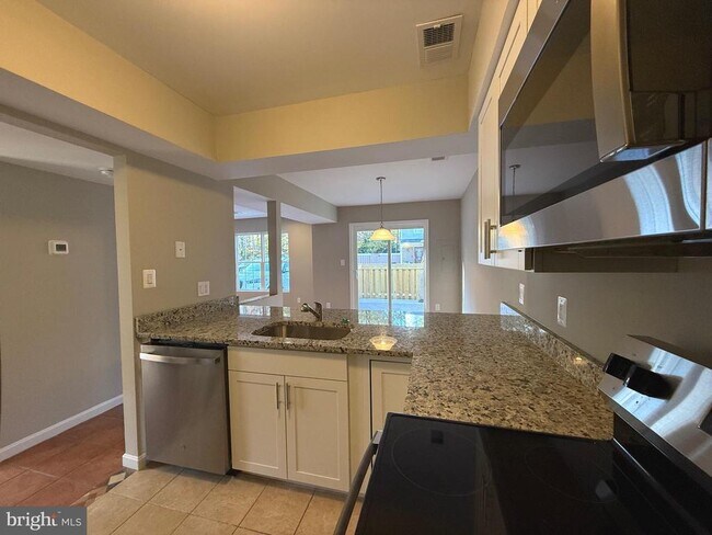 Foto del edificio - 46359 Columbus Dr