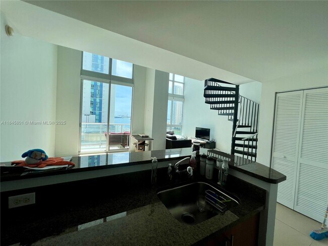 Foto del edificio - 300 S Biscayne Blvd