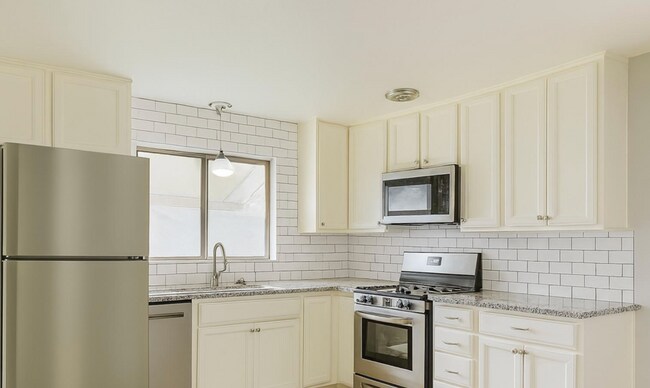 Foto del edificio - 3180 S Breeze Dr