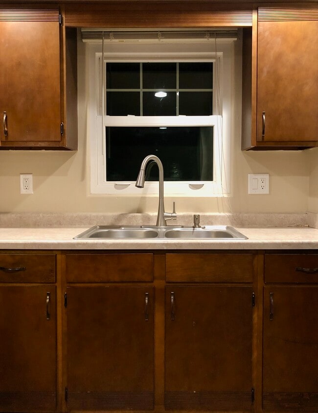 Building Photo - 1832 E Silvercrest Dr