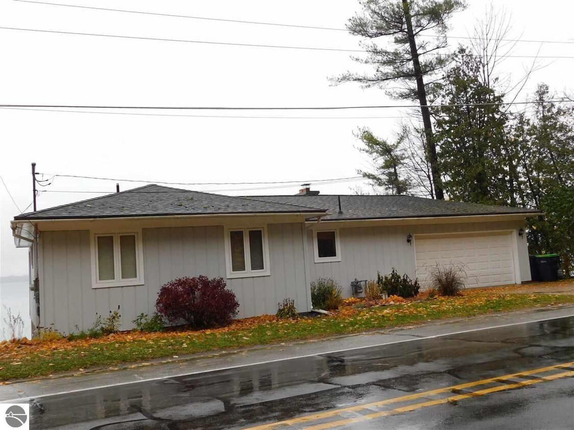9882 Center Rd, Traverse City, MI 49686 House for Rent in Traverse
