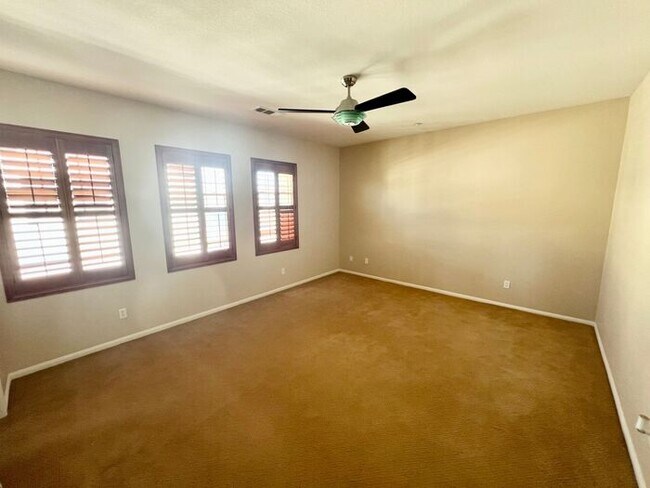 Foto del edificio - Resort-Style Living with Private Balcony Near Community Pools