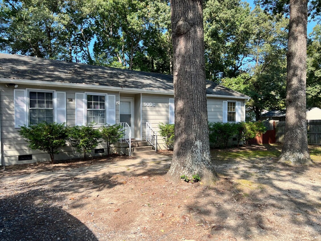 Primary Photo - Rancher with Large Back Yard!