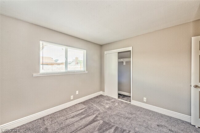 Building Photo - 4421 Hillcrest Ave
