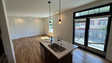 Building Photo - 107 G St