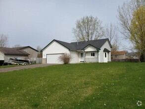 Building Photo - 10790 Matthew Dr