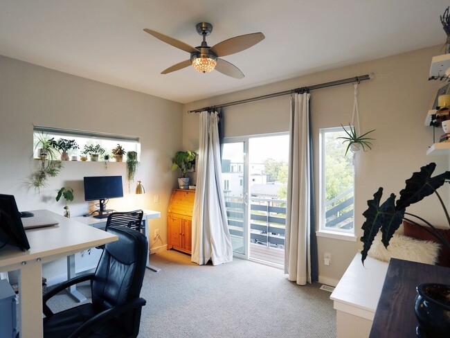 Building Photo - 3 Bedroom Townhome in Denver