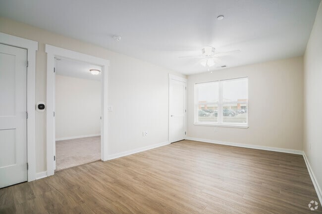 2BR, 2BA - 833SF - Living Room - The Glen
