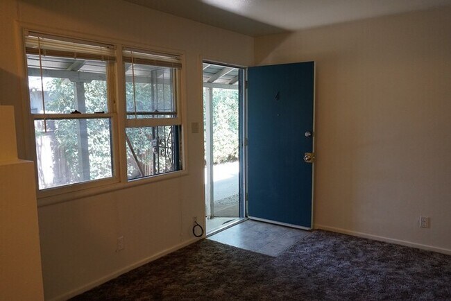 Building Photo - 1806 Iris Ave