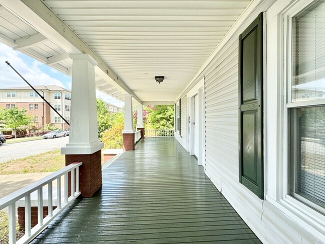 Foto del edificio - Adorable 2 Bedroom - Upstairs Unit Convenient to Downtown Greensboro & UNCG!