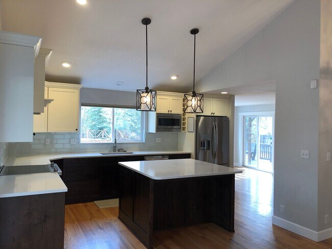 Foto del edificio - CHECK OUT THIS MODERN, STUNNING HOME IN TH...