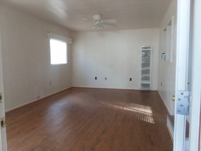 Building Photo - 301 S 11th St