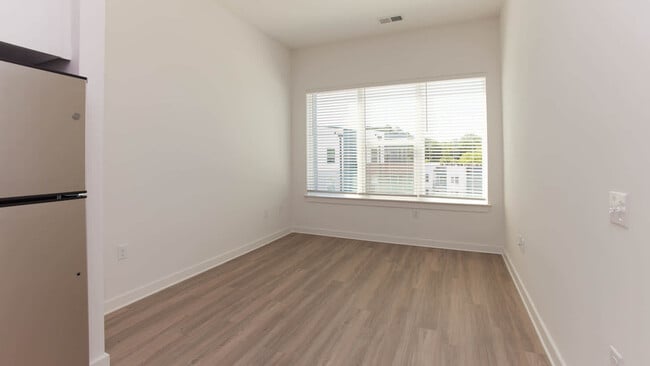 Sala de estar con suelo de superficie dura - The Penman