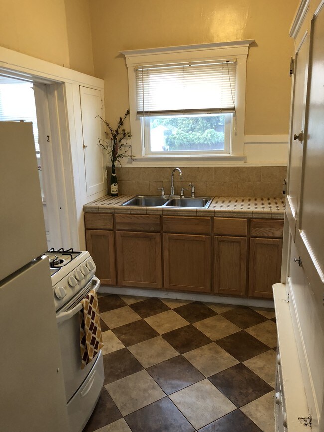 Kitchen - 504 Cooper Ave
