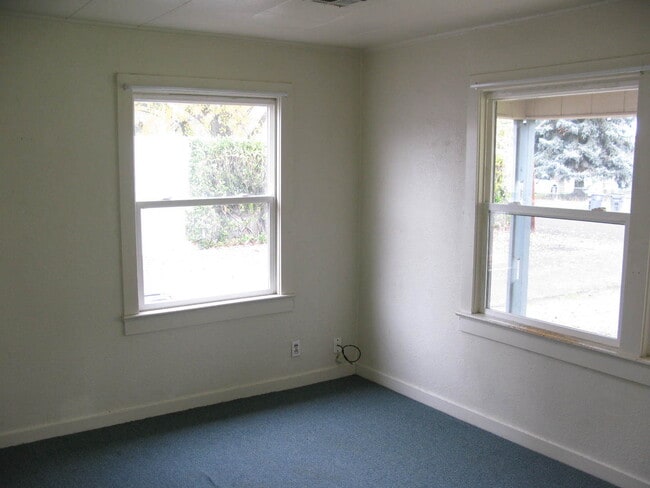 Building Photo - Ideal Location!