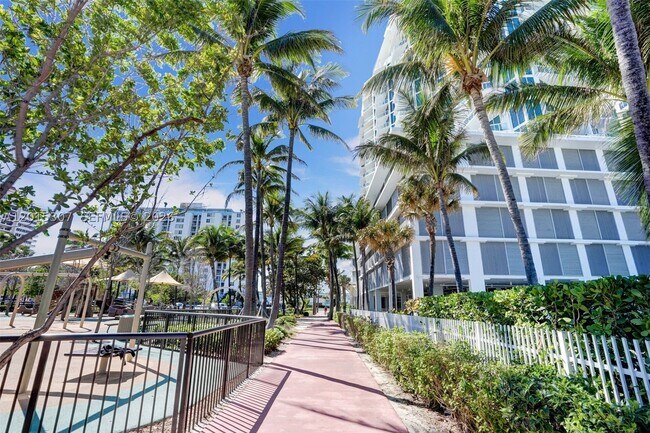 Foto del edificio - 6515 Collins Ave