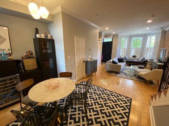 Habitación delantera de la planta baja - 2033 13th St NW