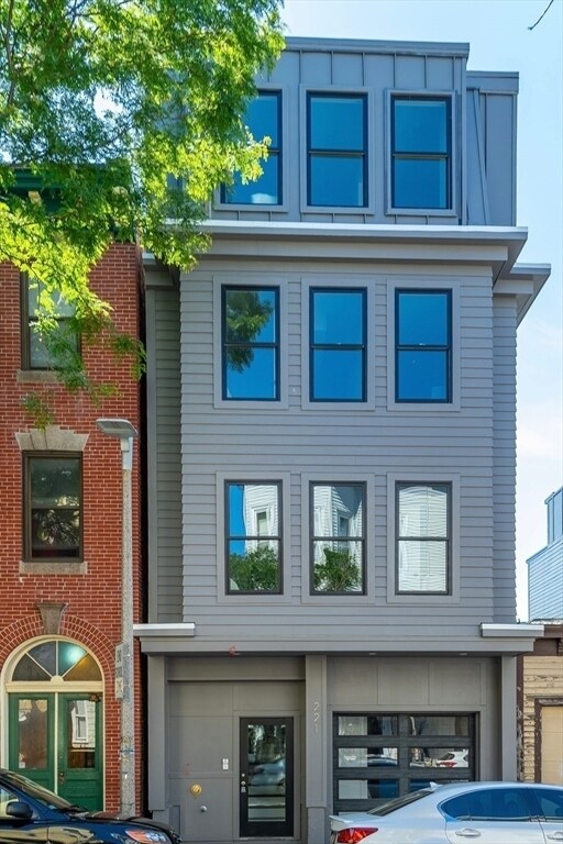 Building Photo - 220 Paris St