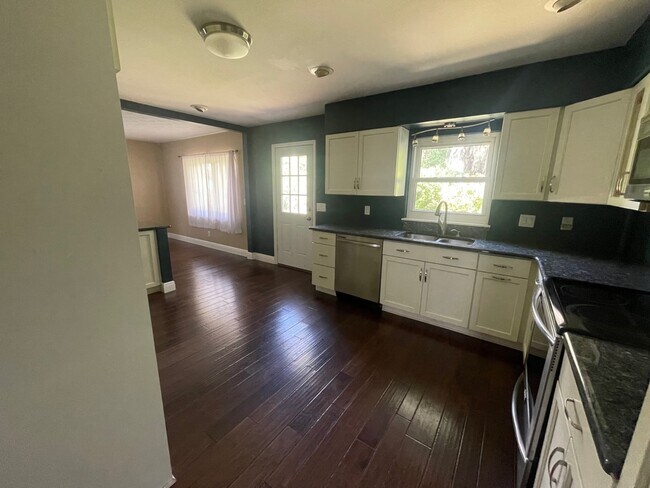 Kitchen - 2113 Holly Leaf Ln