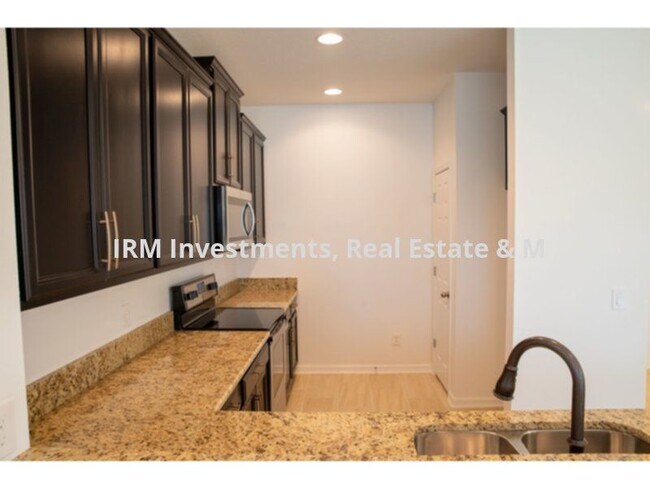 Foto del edificio - 3 bed 2.5 bath townhome 2 car garage