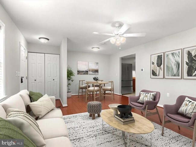 Building Photo - 9075 N Laurel Rd