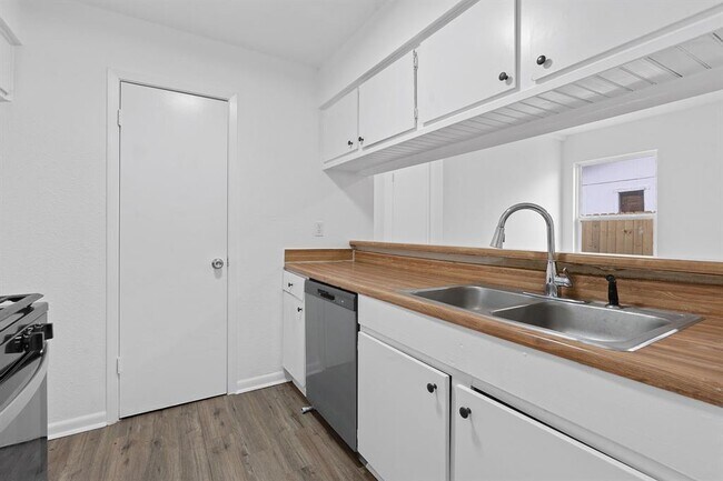 Building Photo - 6808 Wentworth Dr