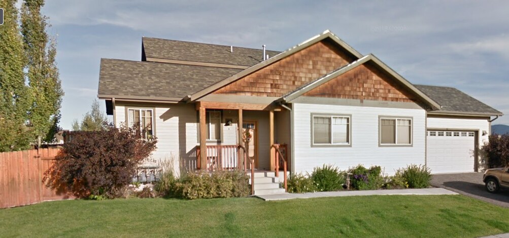 Building Photo - GORGEOUS, Spacious 3 bedroom, 2.5 bath condo