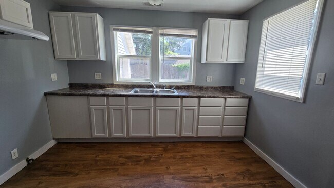 Building Photo - 3 Bedroom/1 Bath - ELWOOD