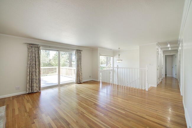 Building Photo - 5Bd/2.25Ba Kirkland Apartment