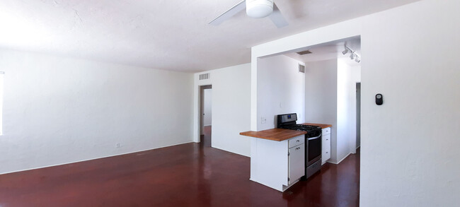 Building Photo - 1804 W Roma Ave