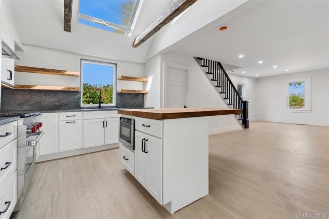 Foto del edificio - 335 Herricks Ln