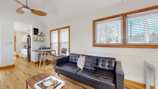 Foto del edificio - Adorable 3 Bedroom House near NCSU - Available August 1st!