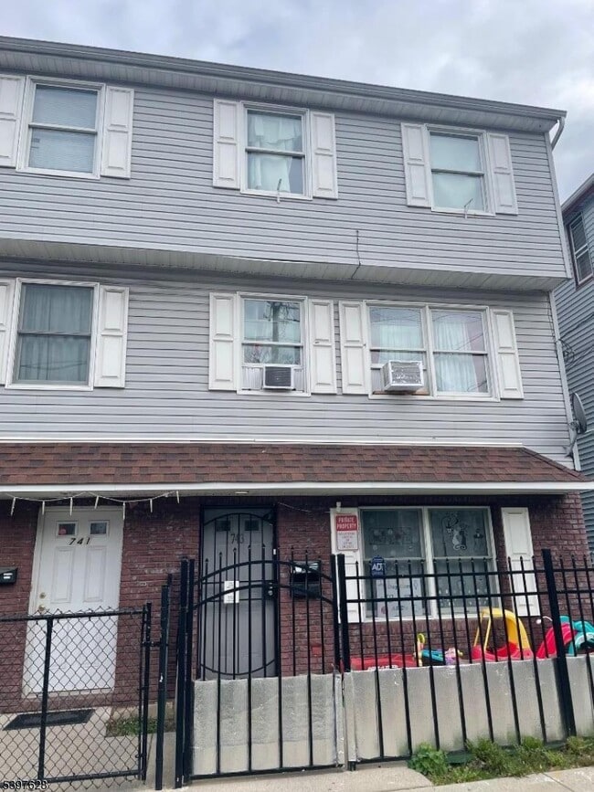 Building Photo - 743 E 18th St