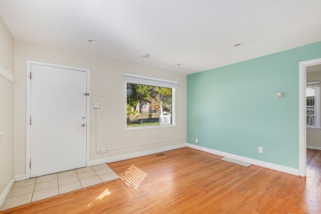 Foto del edificio - Spacious 2 bedroom with large den in the h...