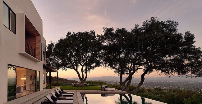 Foto del edificio - 13331 Mulholland Dr