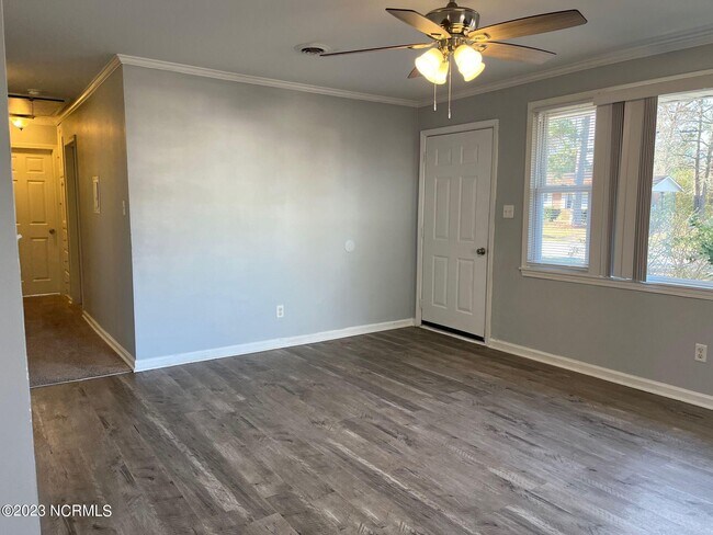 Foto del edificio - 113 Armstrong Dr