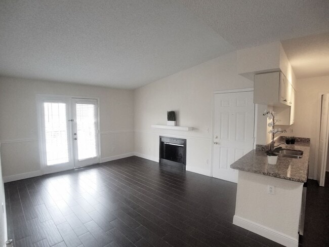 Building Photo - Beautiful 1/1 Wood Floor Condo With a Beau...