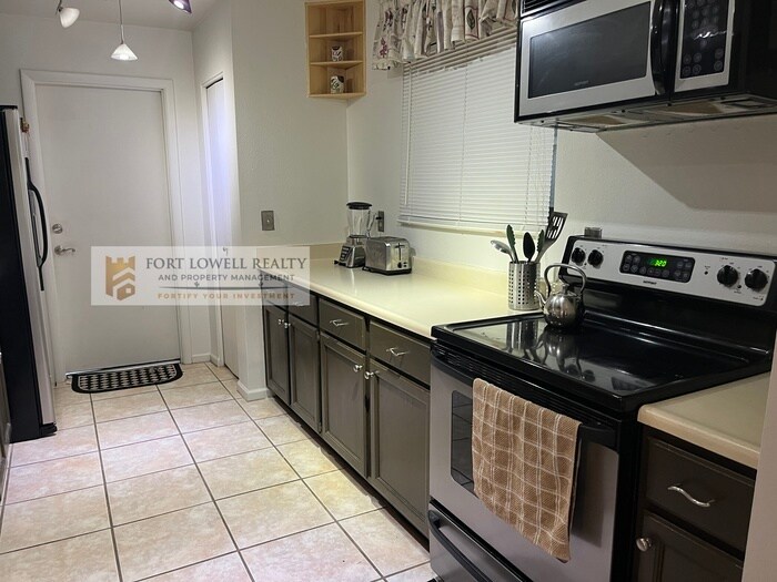 Foto principal - 3 bed 2 bath with washer/dryer